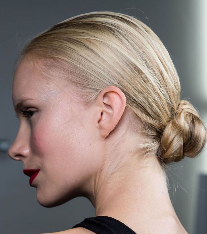 تسريحات شعر قصير بسيطة وسهلة