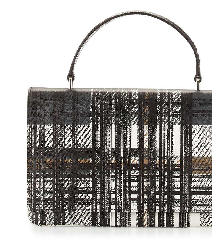 حقيبة برادا المقطعة لاطلالة باسلوب الـ Lady Like