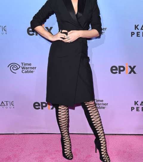 اطلالة كايتي بيري بفستان اسود باسلوب البلايزر عام 2015