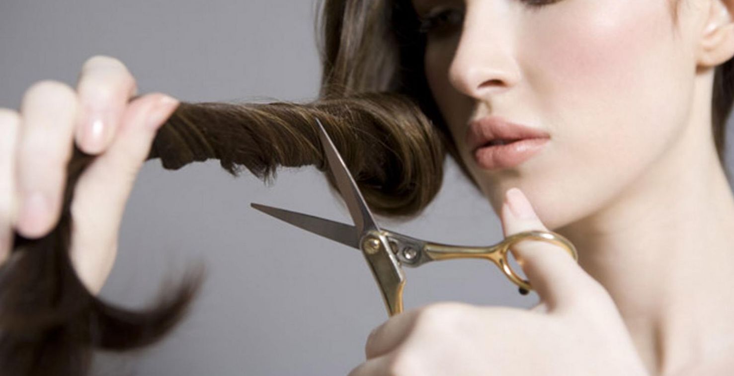 خطوات قص الشعر بنفسكِ | نصائح كيفية قص الشعر في المنزل