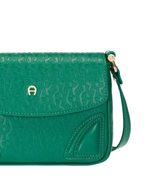 حقيبة مميّزة اللّون من توقيع Aigner