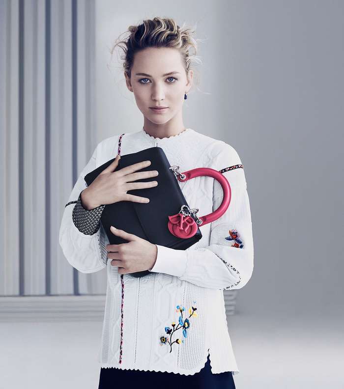 الممثلة جنيفر لورنس وحقيبة Be Dior
