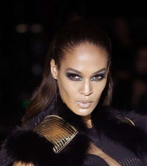 تألّق Versace بالآيلانير الأخضر النيون ومكياج العينين القاتم
