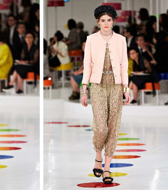 من مجموعة CHANEL الكروز 2016، اليك موضة الـ Jumpsuit مع السترة القصيرة