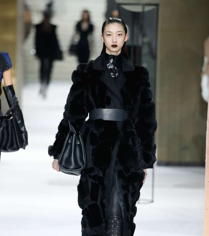 معطف الفرو الطويل مع الحزام الجلدي باسلوب الـ Obi من مجموعة ماكس مارا ما قبل خريف 2017