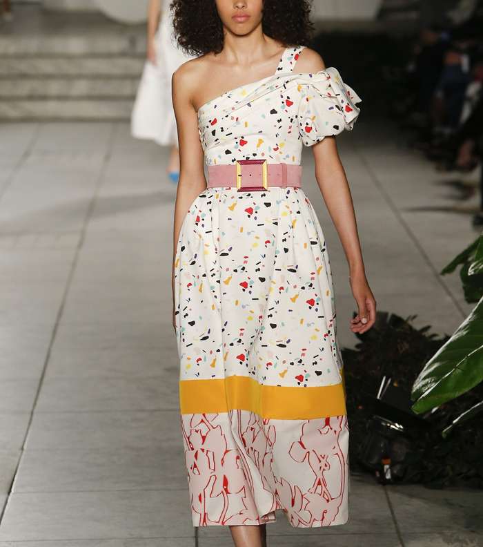 الفستان المطبع بالطول المتوسط مع الحزام العريض من كارولينا هيريرا لصيف 2018