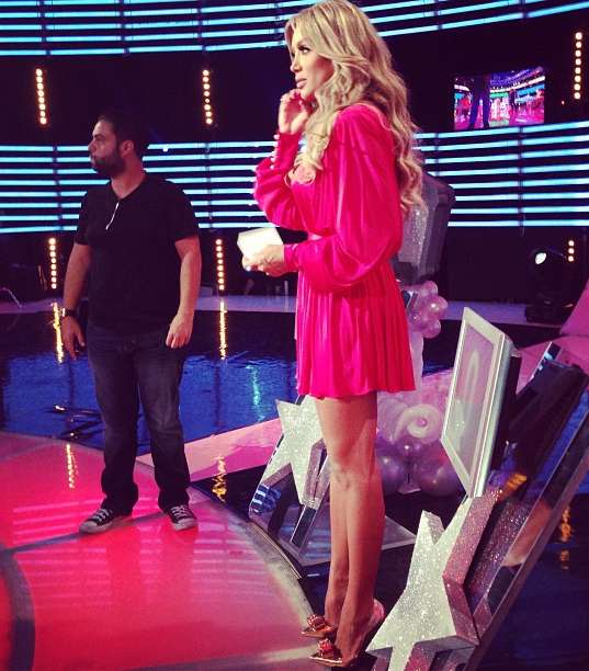 فستان زهري اللون وملفت أضاف القليل من الحيوية إلى إطلالة النجمة.