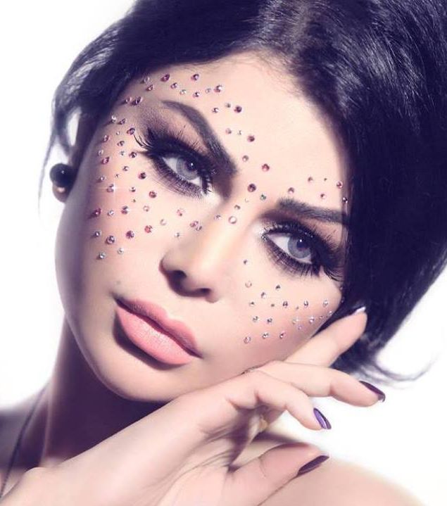 الإطلالة الناعمة والأنيقة بأنامل هالة عجم
