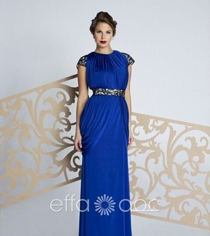 فستان ازرق اللون من تصميم عفة