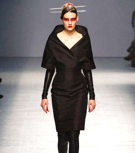 ارتدي قبات العنق الواسعة والملفتة واحصلي على ستايل الـ gothic