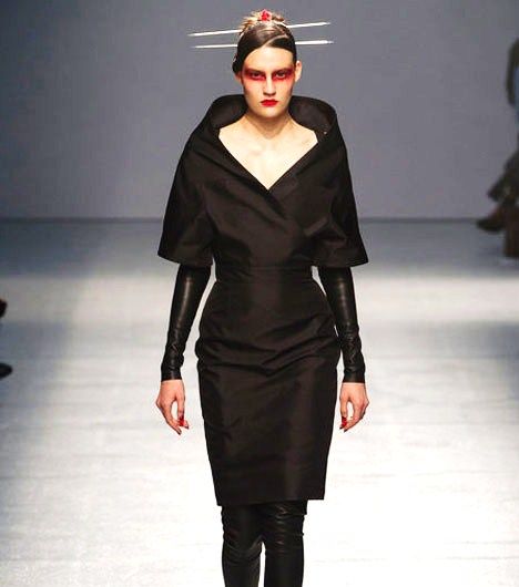 ارتدي قبات العنق الواسعة والملفتة واحصلي على ستايل الـ gothic
