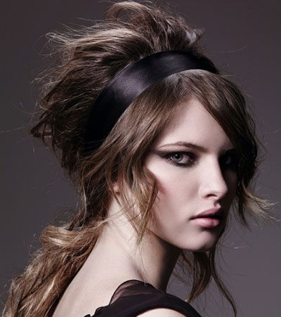 تسريحة عملية وأنيقة تمزج بين ربط الشعر والرباط العريض