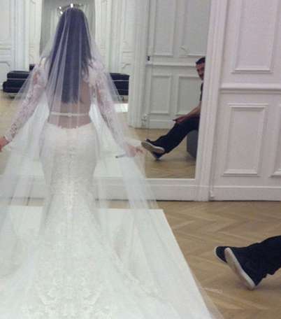 بالصور، ياسمينة تقارن بين فستاني زفاف كيم كارداشيان 