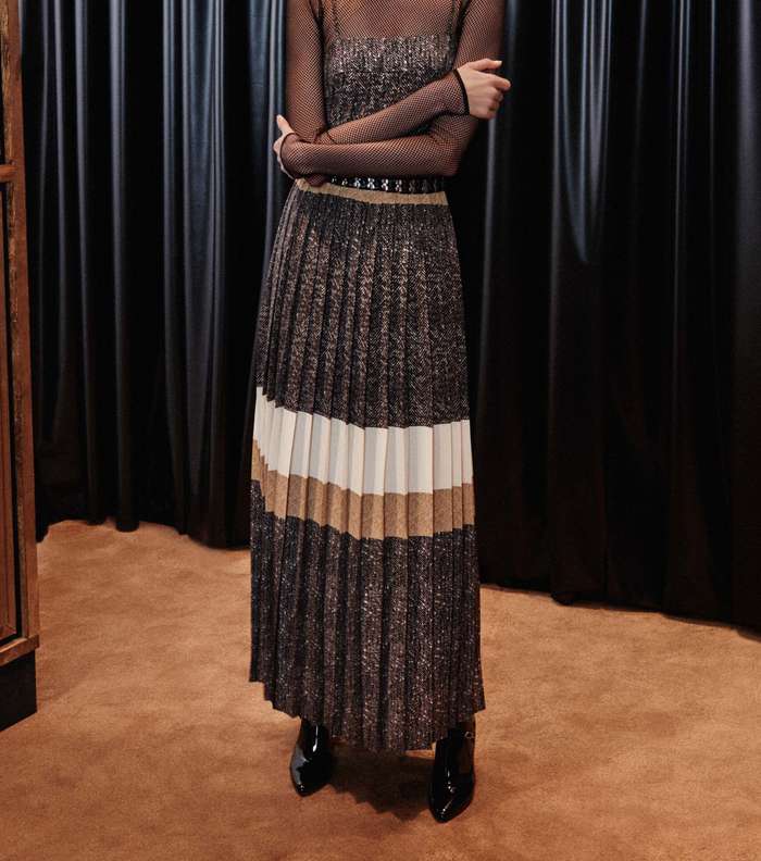 موضة القماش المثني Pleats من ماكس مارا