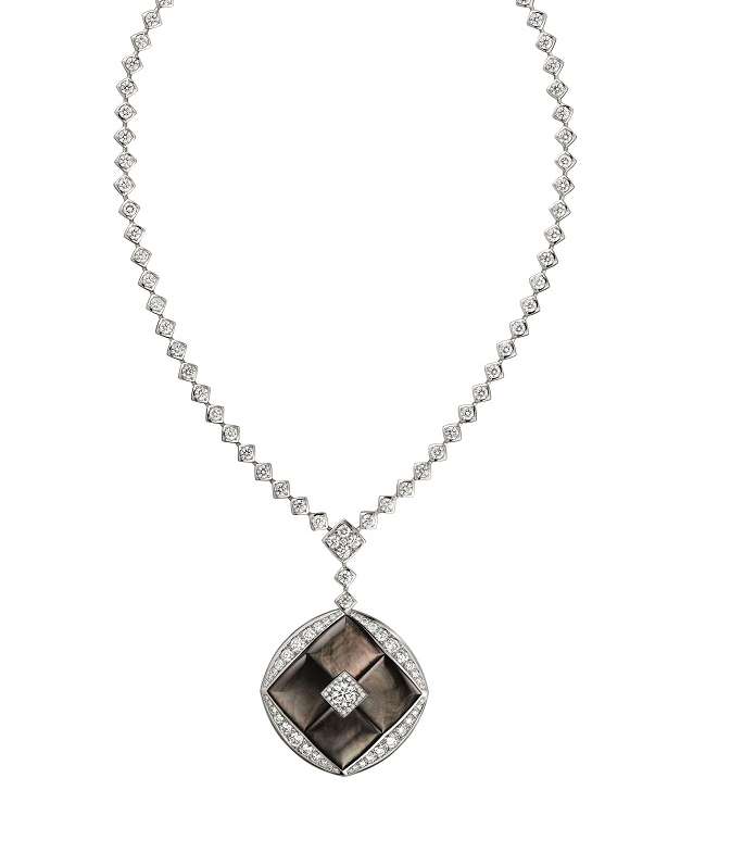 عقد مميز من مجموعة Nacre من مجموعة Signature de CHANEL