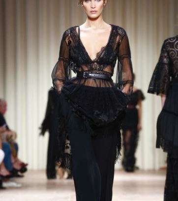 موضة توب الدانتيل بقصة البيبلوم على الخصر من البيرتا فيريتي لصيف 2017