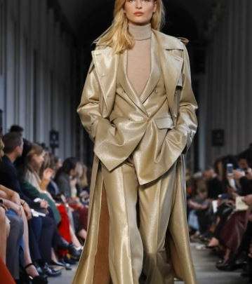 البدلة الرسمية بالقماش الميتاليكي مع المعطف الميتاليكي من ماكس مارا لشتاء 2018