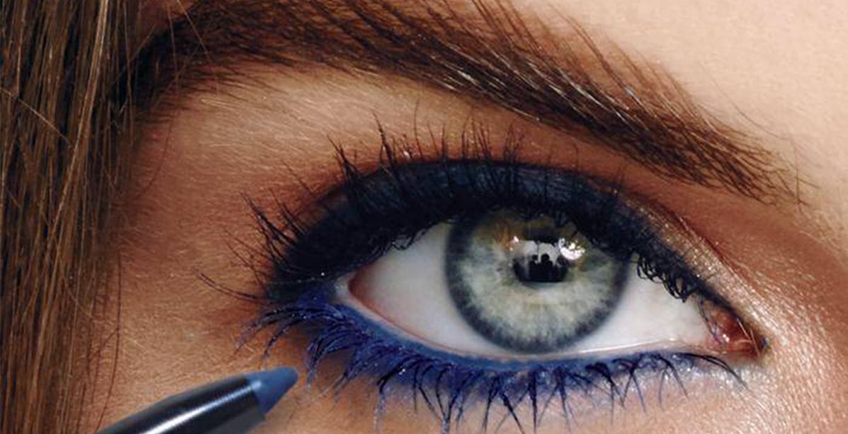 طريقة وضع الكحل الازرق داخل العين