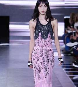 تعرفي على أجمل الإطلالات التي برزت خلال عرض أزياء Louis Vuitton في أسبوع الموضة في باريس