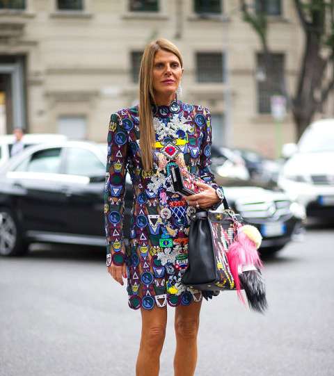 من صيخات الموضة في ميلانو، الفساتين المطبعة مع الاحذية الرياضية
