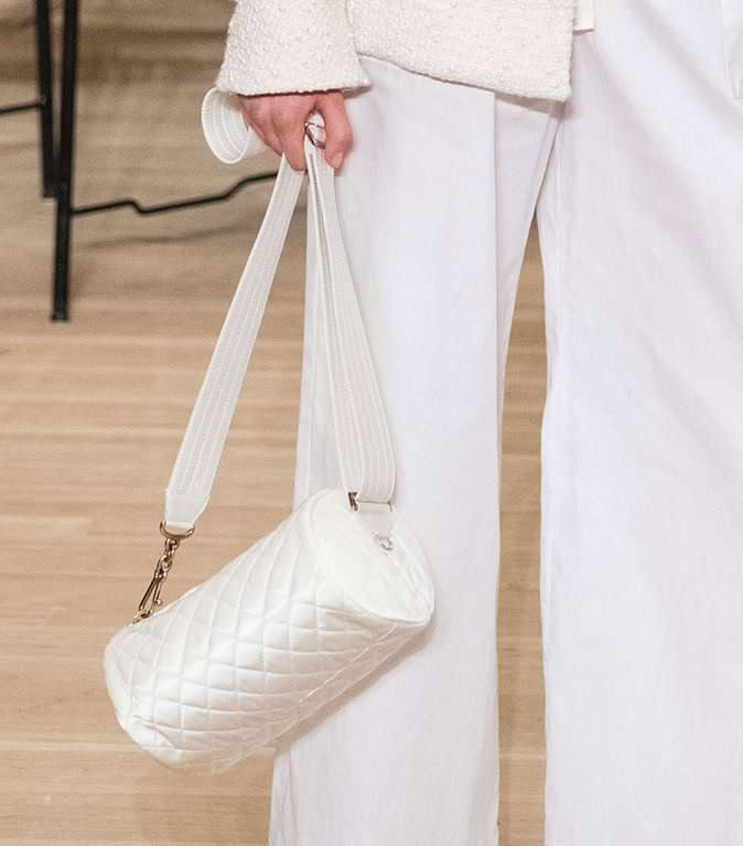 الحقيبة بالقماش المبطن بالشكل البيضاوي من CHANEL Metiers d'art 2018