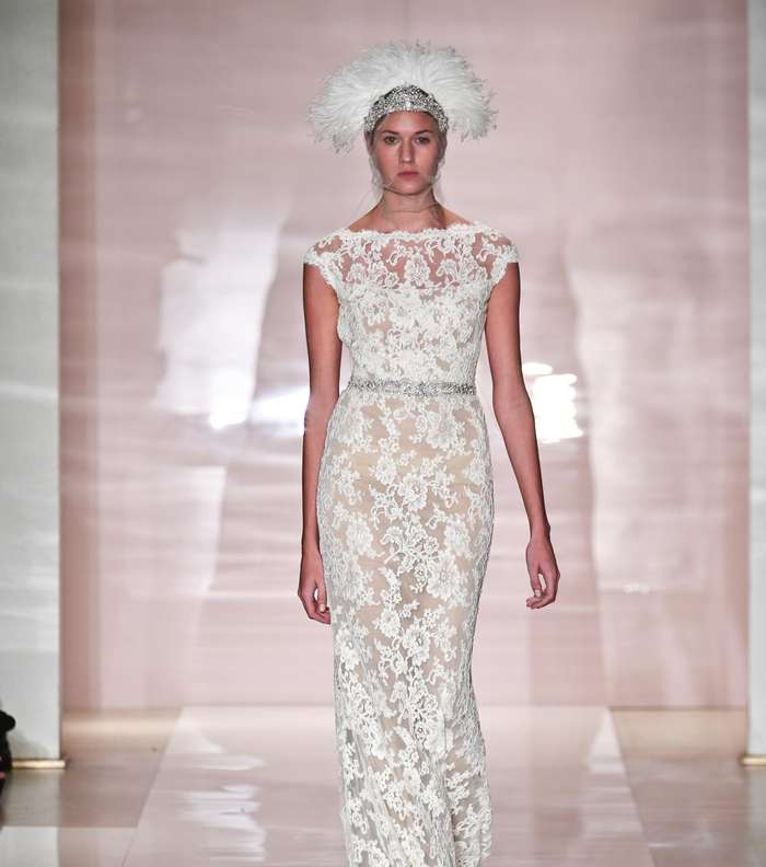 فستان الدانتيل الضيق 