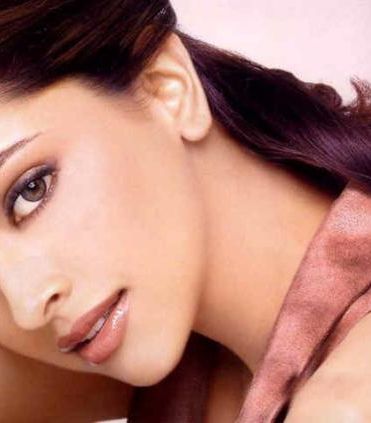 القليل من الكحل مع البشرة مشرقة