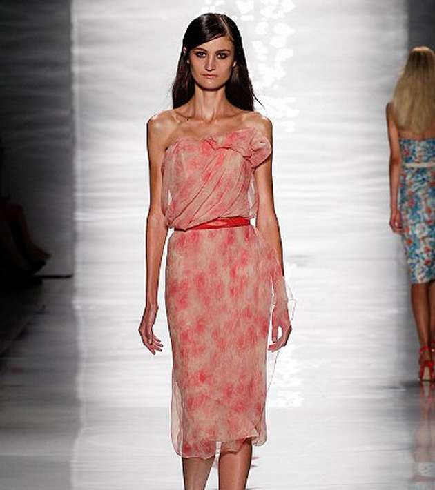 الفستان الملفت بالأكتاف العارية