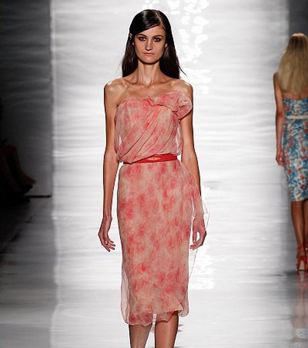 الفستان الملفت بالأكتاف العارية