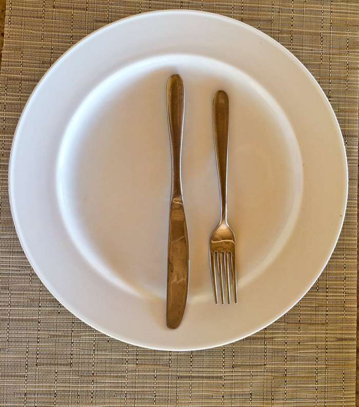 اعلان واضح وصريح بحسب الاتيكيت عن انتهاء الوجبة