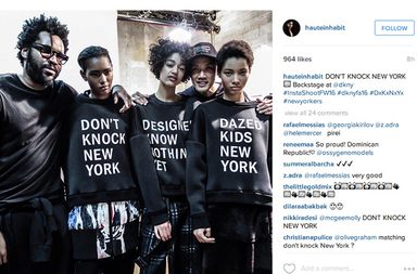 مصمما ازياء DKNY في الكواليس خلال عرض ازياء شتاء 2017