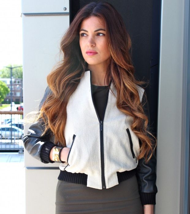 اعتمدي ستايل الـ Lady Like وارتدي الجاكيت الرياضيّة مع التنورة الرسمية