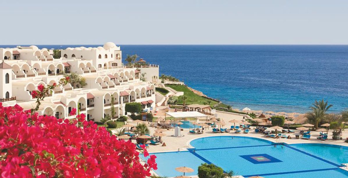 ياسمينة تمضي عطلتها في فندق الموفنبيك في شرم الشيخ