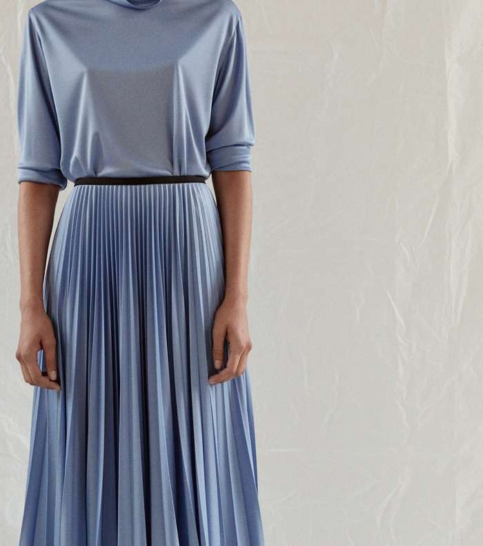 التنورة المثنية بالطول المتوسط من مجموعة سيلين Resort 2017