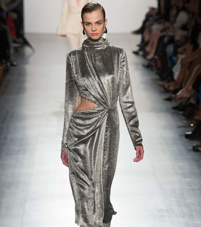 الفستان الميتاليكي بقصة الـ Cut Out من Prabal Gurung لشتاء 2018