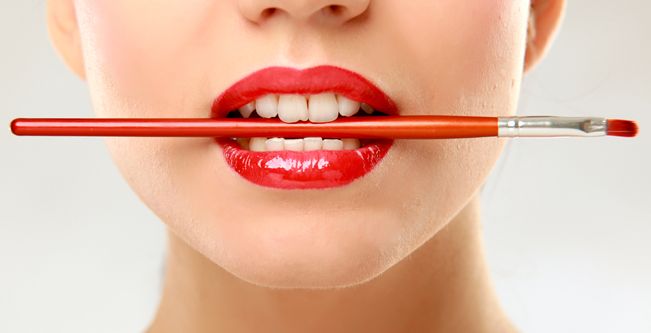 طريقة استعمال احمر الشفاه في الماكياج