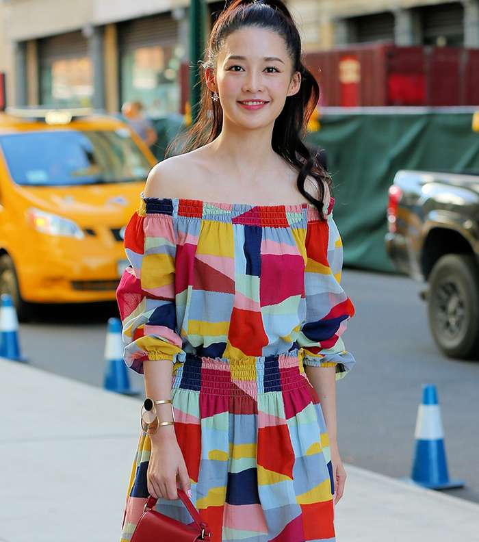 qin li تختار حقيبة توري بورش بالحجم الصغير خلال اطلالتها في اسبوع الموضة النيويوركي