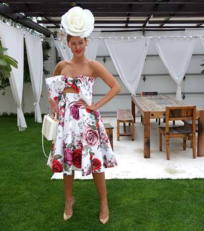 إطلالتها هنا تعبّر عن الجرأة والتألّق، تختار الفستان والقبعة من بوتيك Bambah