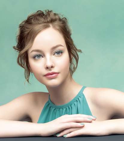 مكياج هادئ بلون الأكوا