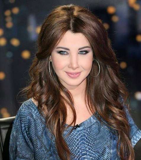 إطلالة الشعر المفرود وظلال العيون الأزرق 