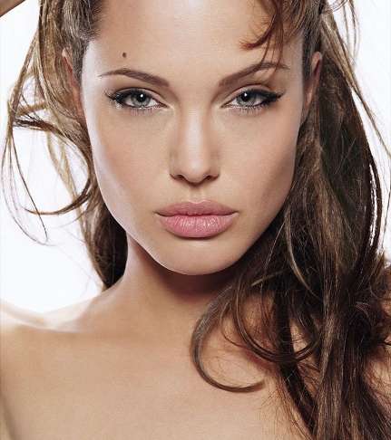 أنجيلينا جولي مع شامة فوق الحاجب