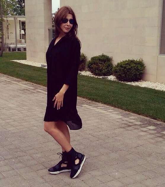 نانسي عجرم تعتمد موضة القميص على شكل فستان Shirt Dress مع الاحذية الرياضية