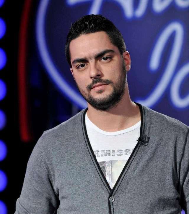 حسن الشافعي يرتدي كنزة الكارديغان، هذه القطعة التي تحبّها السيدات في خزانة الرجل