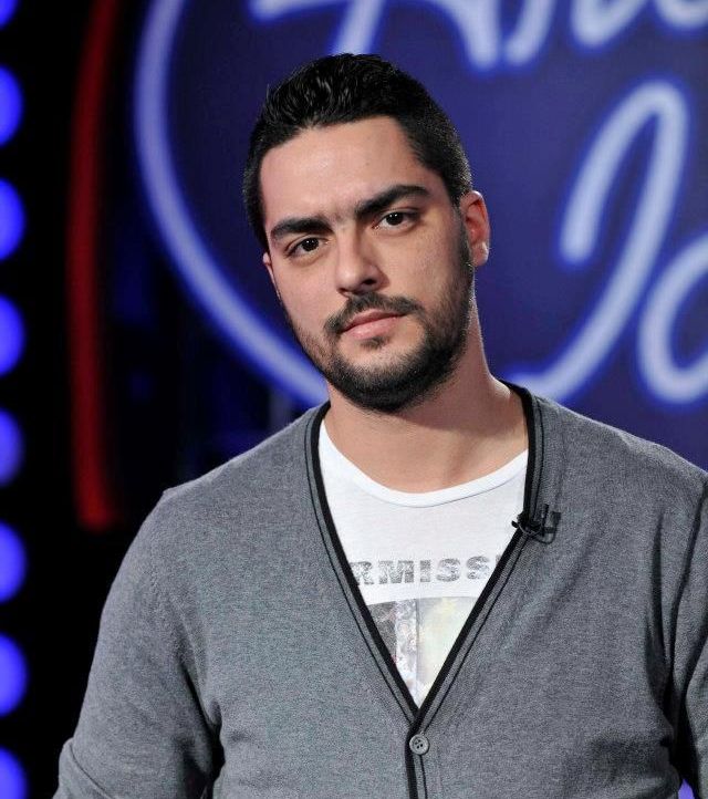 حسن الشافعي يرتدي كنزة الكارديغان، هذه القطعة التي تحبّها السيدات في خزانة الرجل