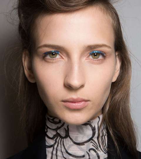 الـ Twist والظلال الزرقاء مع عرض Dries Van Noten