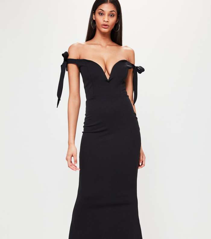 القصات المكشوفة على الصدر  لا تناسب اطلالتك لحضور زفاف ما