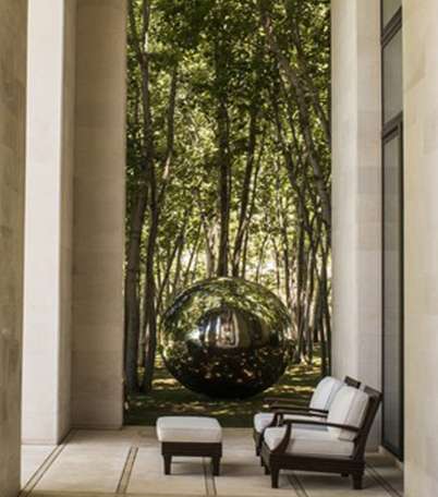 صورة للحديقة الضخمة التي تحيط بالفيلا الفاخرة للمصمم العالمي إيلي صعب