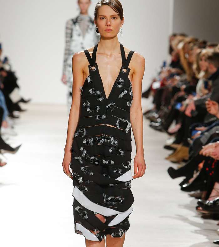 موضة الفساتين بالشرائط على الاكتاف من Proenza Schouler لشتاء 2017