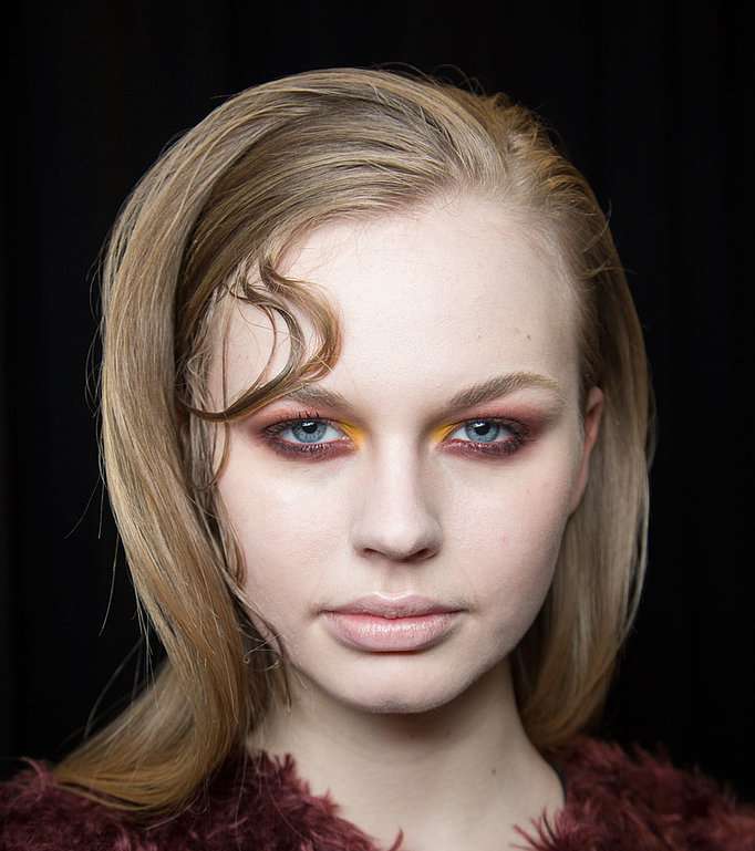 ظلال العيون الملوّنة بالبنفسجي والأصفر مع  Christian Siriano