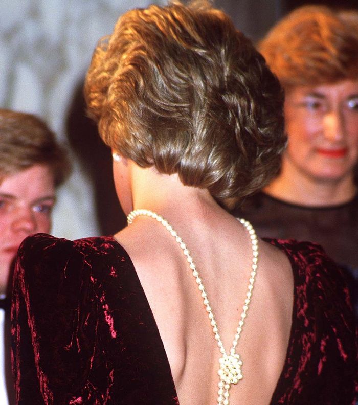 القلادة على الظهر موضة في صيف 2014 وليدي ديانا اعتمدتها سابقاً